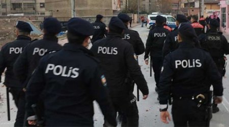 Özünü Xüsusi Dövlət Mühafizə Xidmətinin əməkdaşı kimi təqdim edən şəxsi polislər ifşa etdi-Foto