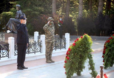 Türkiyənin Müdafiə naziri Fəxri xiyabanı ziyarət edib