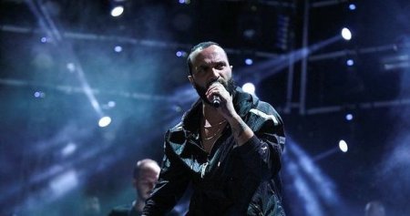 Konserti maskasız izləyən müğənni tənqid atəşinə tutuldu - FOTO