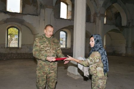 Azərbaycan Prezidenti Məkkədən gətirdiyi “Qurani-Kərim”i Ağdam məscidinə bağışladı