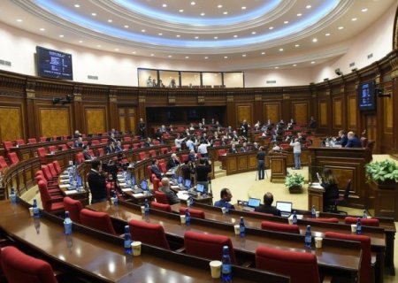 Paşinyanın blokunun daha bir deputatı mandatdan imtina edir