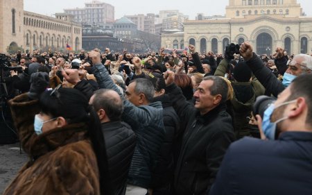 Yerevanda Paşinyanın istefası tələbilə aksiya keçirilir