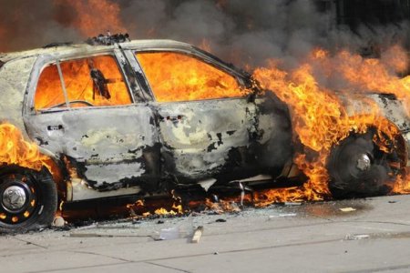 Bakıda “Mercedes” yanaraq külə döndü