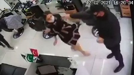 Bərbərxanada qadına zor tətbiq edən polis işdən QOVULDU