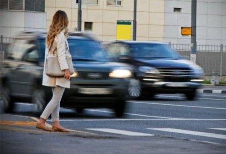 Bakıda yolu keçən gənc qızı avtomobil vurdu