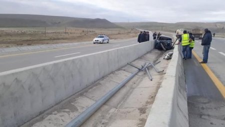 Zaqatalada avtomobil beton maneəyə çırpıldı, ölən var