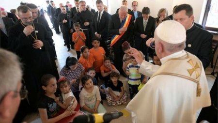 Roma Papası uzun fasilədən sonra dini mərasimdə iştirak edənlərin əlini sıxıb