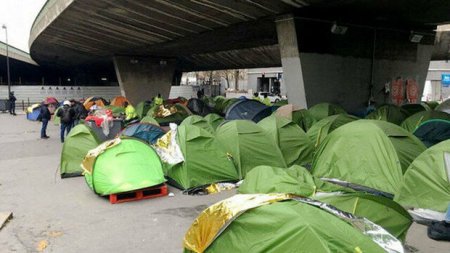 Fransada araladında 30 uşağın da olduğu miqrant düşərgəsi dağıldı