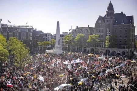 Amsterdamda antikovid nümayiş keçirilib