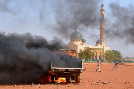 Afrika ölkəsində məscidə hücum: 10 nəfər ölüb