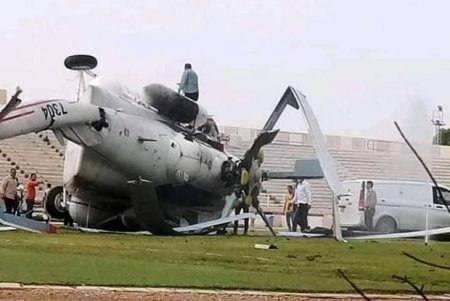 Liviyada içi pulla dolu helikopter stadiona düşdü