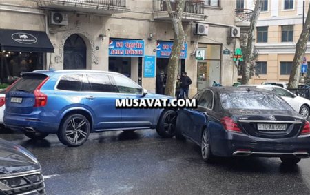 Bakıda AA seriyalı maşın qəza törətdi - Foto