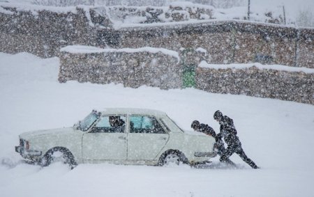 İçində adamlar olan 5 maşın qarda batıb