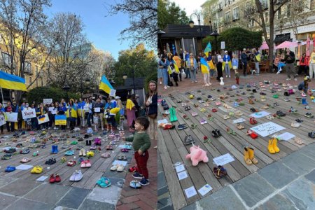 ABŞ-da təsirli aksiya: Küçəyə 128 cüt uşaq ayaqqabısını düzdülər - FOTO