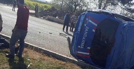 Türkiyədə hərbçilərin olduğu maşın qəzaya düşdü - Ölənlər və yaralananlar var