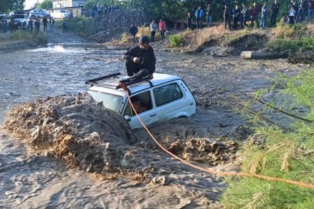 Xaçmazda çaya sel gəldi: Bir nəfər köməksiz qaldı - FOTO/VİDEO