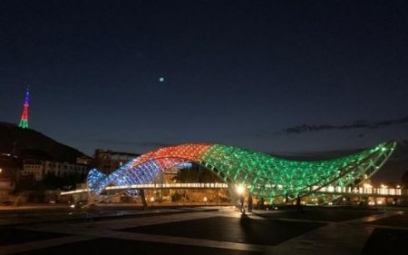 Tbilisi teleqülləsi və “Sülh körpüsü” Azərbaycan bayrağının rəngləri ilə İŞIQLANDIRILDI - FOTO