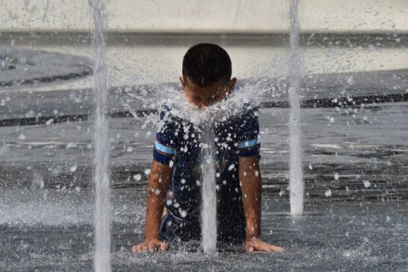 Özbəkistanda havanın temperaturu 47 dərəcəyə yüksəldi, minlərlə insan xəstəxanalıq oldu