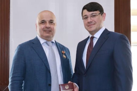 Dünyaca məşhur azərbaycanlı professora “Diaspor fəaliyyətində xidmətinə görə” medalı təqdim olunub