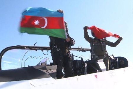 Türkiyə şirkəti yeni qırıcılarını Bakıda nümayiş etdirəcək - FOTO