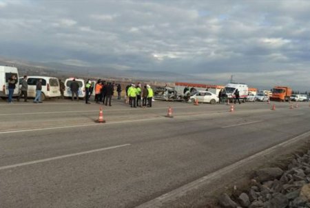 Bakıda DƏHŞƏT: Yolu keçən tələbələri maşın vurub öldürdü