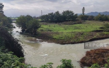 Lənkəranda torpaq sürüşməsi baş verib: 10 ev təhlükə ilə üz-üzə