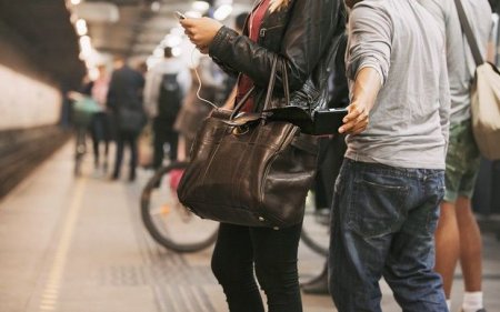 Bakı metrosunda qadının pulqabısı oğurlanıb