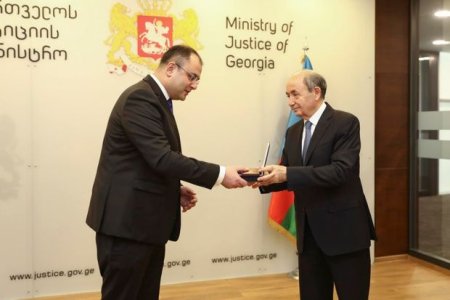 Fikrət Məmmədov Gürcüstanın ədliyyə nazirinə medal təqdim etdi - FOTO