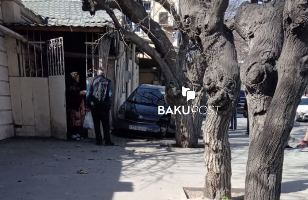 Bakıda “Toyota Prius” evə çırpıldı - FOTO