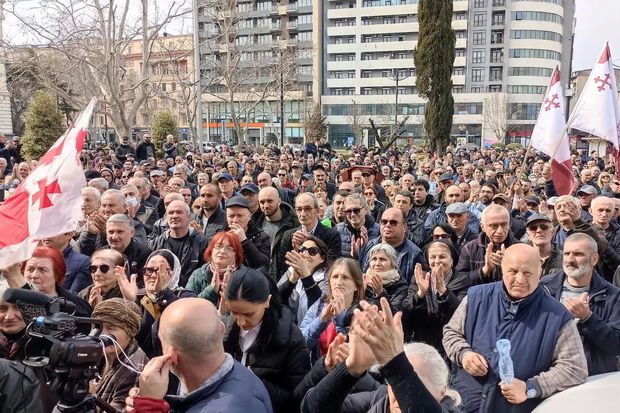 Gürcüstanda etirazçılar Aİ bayrağını yandırdılar - YENİLƏNİB